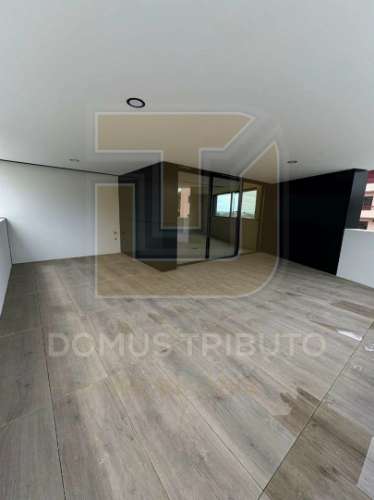 Apartamento T2 | 1.º Piso | 3 Frentes | Terraço com 152m², Lugar de garagem para 2 viaturas | Arrumo