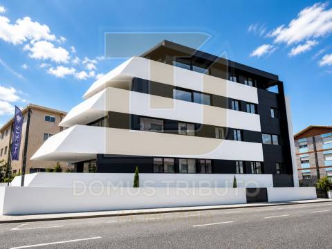 Apartamento T2 | 1.º Piso | 3 Frentes | Terraço com 152m², Lugar de garagem para 2 viaturas | Arrumo