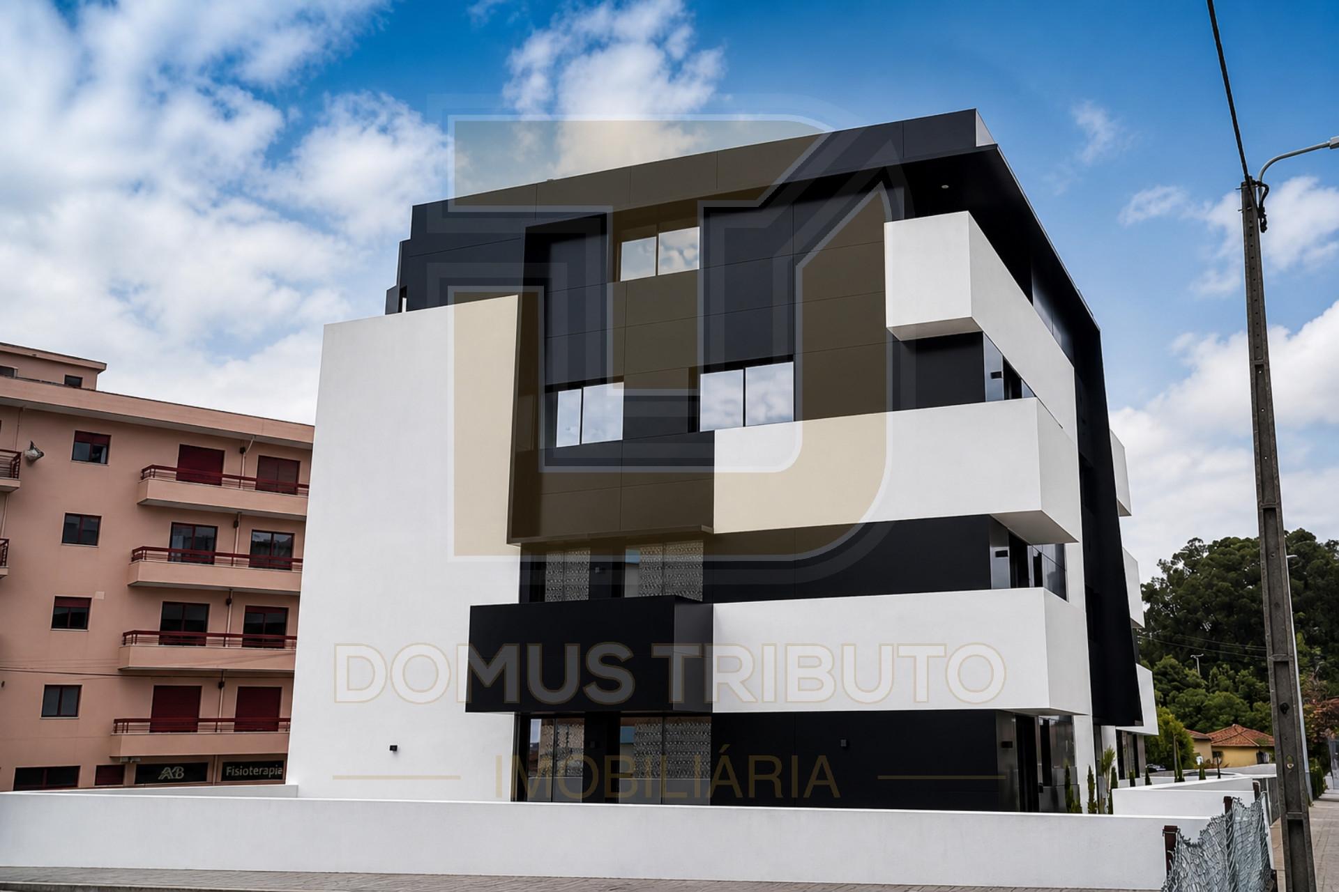 Apartamento T2 | 1.º Piso | 3 Frentes | Terraço com 152m², Lugar de garagem para 2 viaturas | Arrumo