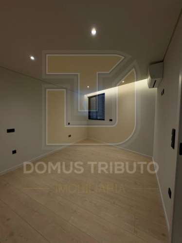 Apartamento T2 | 1.º Piso | 3 Frentes | Terraço com 152m², Lugar de garagem para 2 viaturas | Arrumo
