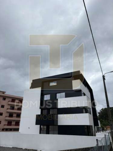 Apartamento T1 | 1.º Piso | 3 Frentes | Terraço com 28,77m² Lugar de garagem | Arrumo privativo