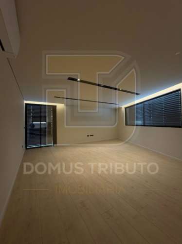 Apartamento T4 | 3.º Piso | 4 Frentes | Terraço e varanda com 48,40m² Garagem fechada (BOX) para 2 v