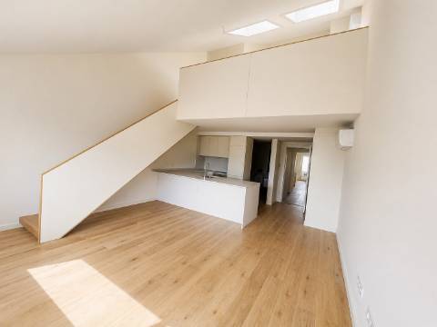 Apartamento T1 Duplex Mezanino com Varanda - Brito Capelo, Matosinhos