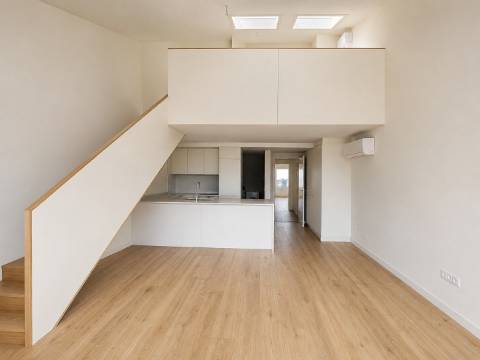 Apartamento T1 Duplex Mezanino com Varanda - Brito Capelo, Matosinhos