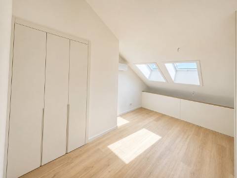 Apartamento T1 Duplex Mezanino com Varanda - Brito Capelo, Matosinhos