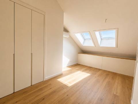 Apartamento T1 Duplex Mezanino com Varanda - Brito Capelo, Matosinhos