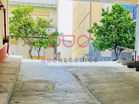 Oportunidade no Centro do Montijo: Garagem Privativa / Box