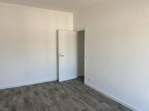 T2+T1+T1 c/ Garagem. Entregue totalmente renovado.