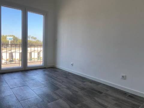 Apartamento T2 Arrendamento em Colmeias e Memória,Leiria