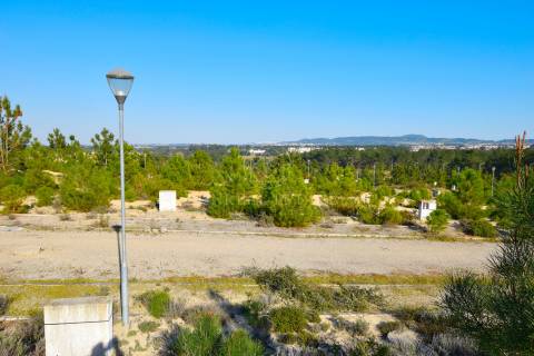 Lote de Terreno para construção de moradia em banda, localizado na Urb. da Ribeira do Marchante