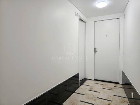 Apartamento T0 , novo, inserido em um edifício totalmente remodelado no Centro Histórico do Porto.