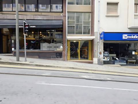 Apartamento T0+1 , novo, inserido em um edifício totalmente remodelado no Centro Histórico do Porto.