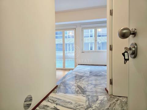 Apartamento T0+1 , novo, inserido em um edifício totalmente remodelado no Centro Histórico do Porto.