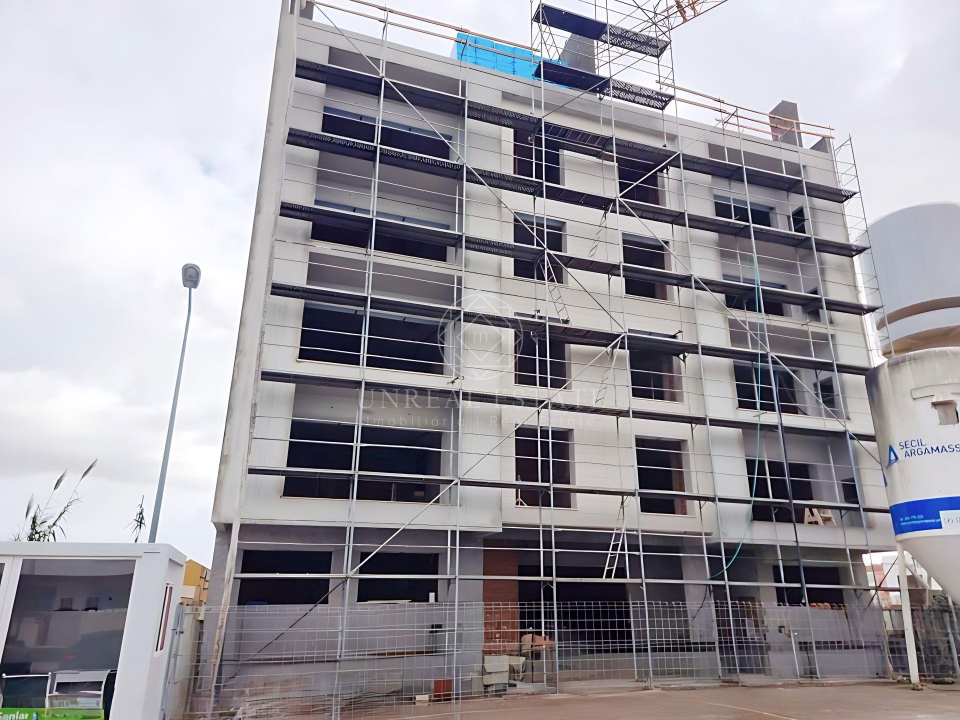 Apartamento T3, localizado no rés-do-chão de edifício com elevador, localizado no Montijo.
