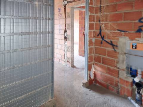 Apartamento T3, localizado no rés-do-chão de edifício com elevador, localizado no Montijo.