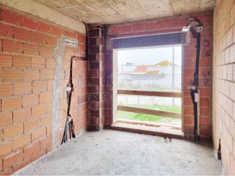 Apartamento T3, localizado no rés-do-chão de edifício com elevador, localizado no Montijo.