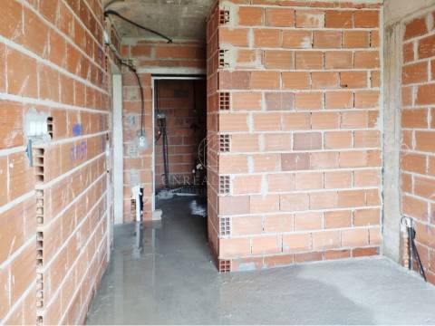 Apartamento T3, localizado no rés-do-chão de edifício com elevador, localizado no Montijo.