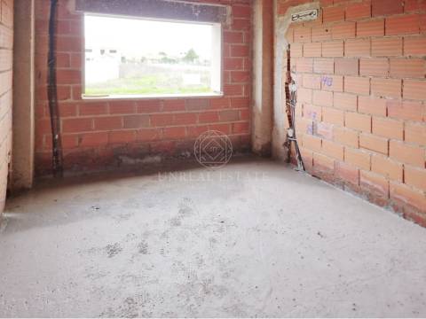 Apartamento T3, localizado no rés-do-chão de edifício com elevador, localizado no Montijo.