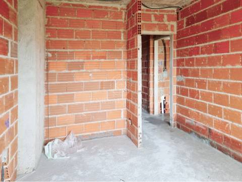 Apartamento T3, localizado no rés-do-chão de edifício com elevador, localizado no Montijo.
