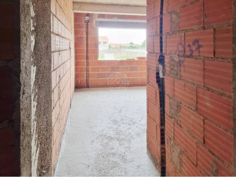 Apartamento T3, localizado no rés-do-chão de edifício com elevador, localizado no Montijo.