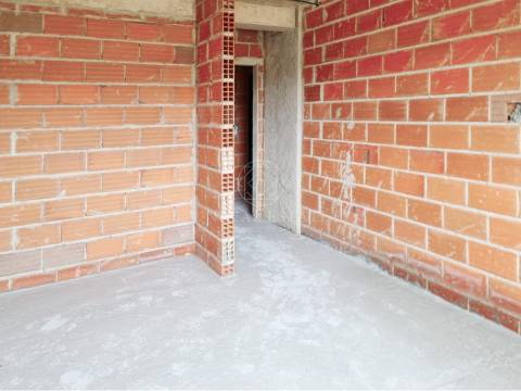 Apartamento T3, localizado no rés-do-chão de edifício com elevador, localizado no Montijo.