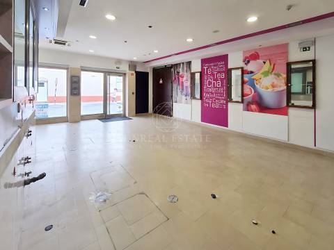 Loja de 160 m² para Arrendamento | Avenida Principal do Barreiro | Licença Panificadora.