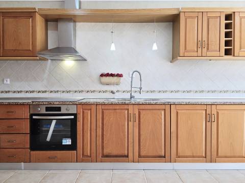 Moradia T4 Exclusiva com Piscina e 900m² de Terreno | Quinta da Serralheira, Setúbal