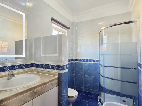 Moradia T4 Exclusiva com Piscina e 900m² de Terreno | Quinta da Serralheira, Setúbal