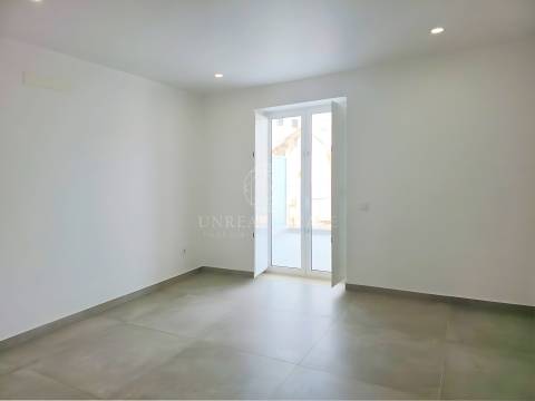 Apartamento T1 Totalmente Remodelado para Arrendamento | Centro Histórico de Torres Novas