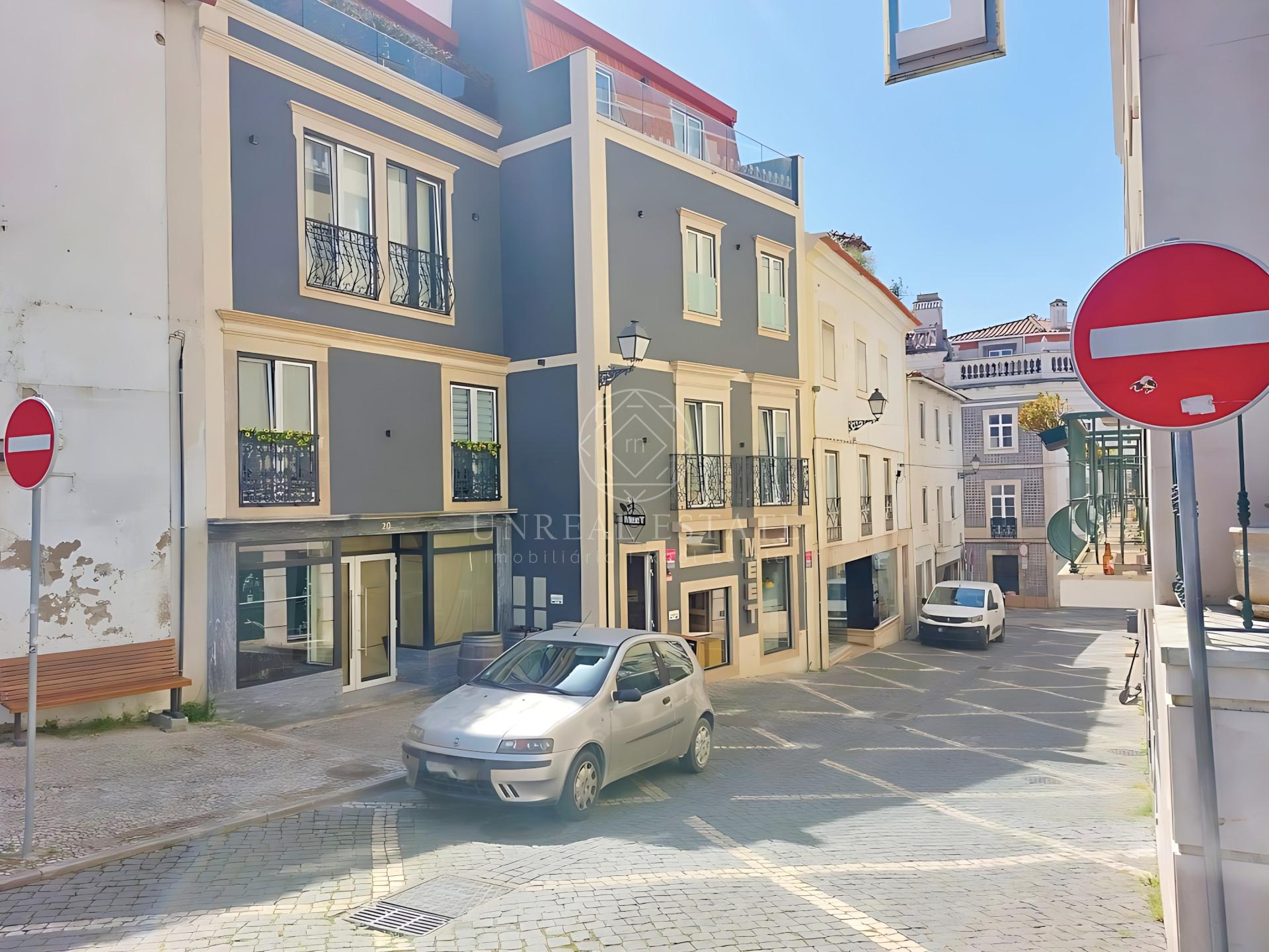 Apartamento T2 Moderno com garagem, localizado  no Centro Histórico de Torres Novas.