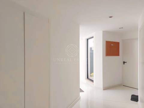 Apartamento T2 Moderno com garagem, localizado  no Centro Histórico de Torres Novas.
