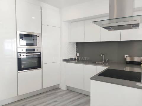 Apartamento T2 Moderno com garagem, localizado  no Centro Histórico de Torres Novas.
