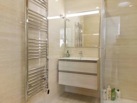 Apartamento T2 Moderno com garagem, localizado  no Centro Histórico de Torres Novas.