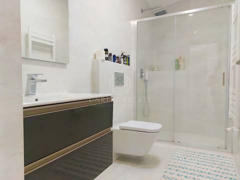 Apartamento T2 Moderno com garagem, localizado  no Centro Histórico de Torres Novas.