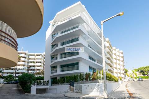 Apartamento T2 em Vilamoura de construção nova com vasto terraço e piscina privative.