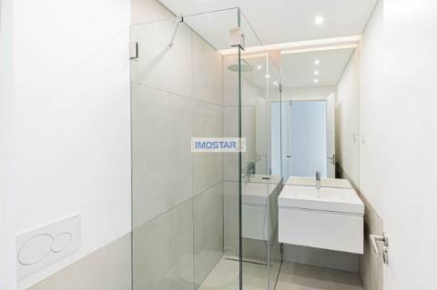 Apartamento T2 em Vilamoura de construção nova com vasto terraço e piscina privative.
