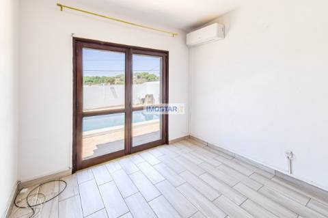 Moradia T3 em estilo tradicional português perto da Quinta do Lago
