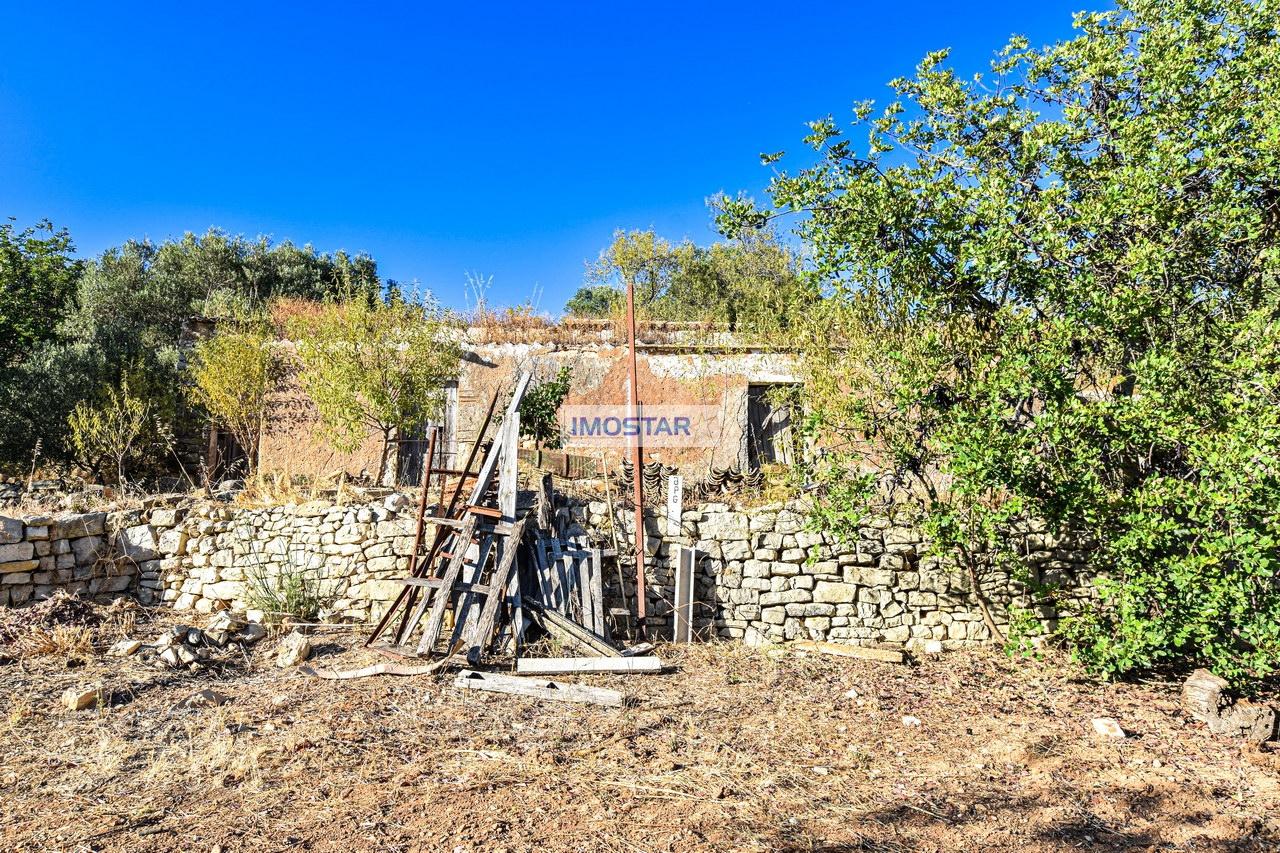 Deslumbrante Villa T4 em amplo terreno com ruínas em Loulé