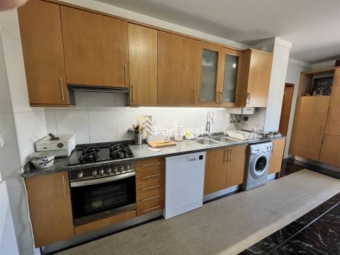 Amplo Apartamento T3 em São Vítor - 5 varandas, Suíte, 2 Elevadores e Garagem Box