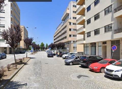 Garagem Box c/ Arrumo ao H.S. João