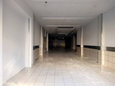 Atenção Srs. Investidores: Loja Ampla c/ 219m² com rendimento - Ao Cruzamento do Amial (Porto)