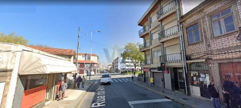 Atenção Srs. Investidores: Loja Ampla c/ 219m² com rendimento - Ao Cruzamento do Amial (Porto)
