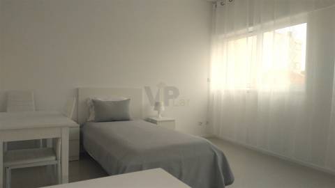 Quarto individual 25m² e AC  c/ despesas incluídas e wc privativo - Ao H. S. João / Faculdades