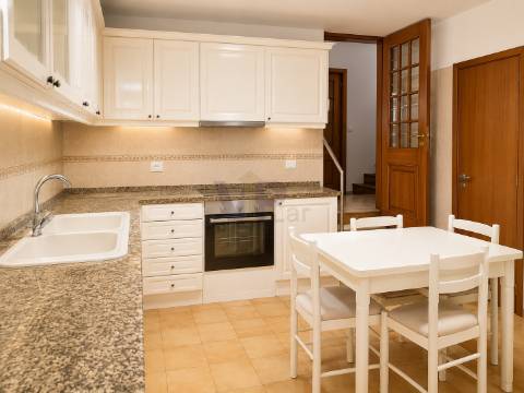 Moradia T2 c/ Terraço de 40m² e Garagem – À Circunvalação (Areosa)
