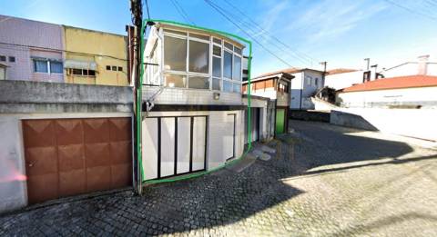 Moradia T2 c/ Terraço de 40m² e Garagem – À Circunvalação (Areosa)