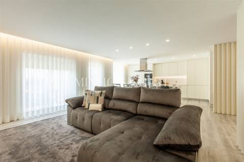 Apartamento T3 na 1ª Linha de Mar – Apúlia (Pronto a Habitar)