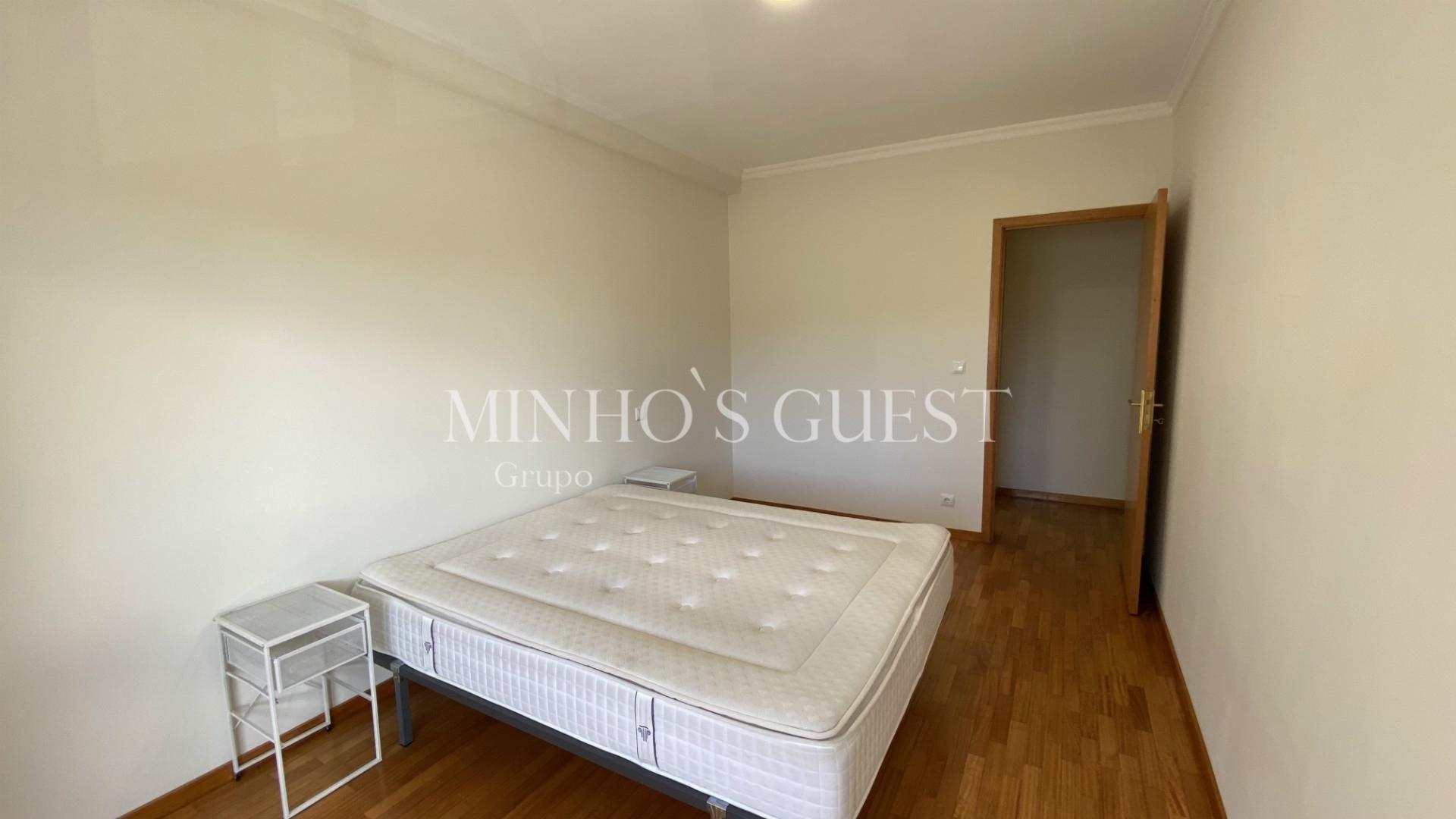 Apartamento T3 semi-mobilado c/ garagem - Braga