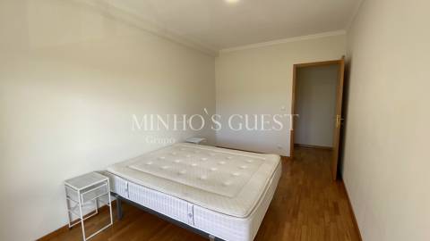 Apartamento T3 semi-mobilado c/ garagem - Braga