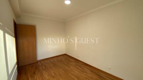 Apartamento T3 semi-mobilado c/ garagem - Braga