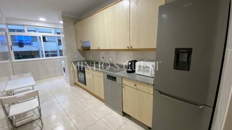Apartamento T3 semi-mobilado c/ garagem - Braga